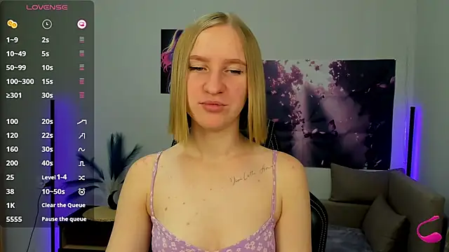 Snapshot of BeautyBlondy chatting on 10.20.25 BeautyBlondy online show from 10.20.25