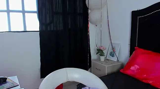 Snapshot of Cleo_Hott chatting on 02.25.25 Cleo Hott online show from 02.25.25