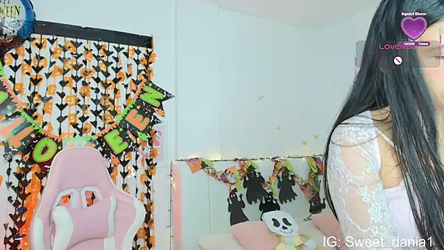 Snapshot of sweet_dania_ chatting on 10.20.25 sweet dania online show from 10.20.25