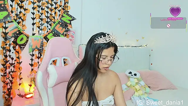 Snapshot of sweet_dania_ chatting on 10.24.25 sweet dania online show from 10.24.25