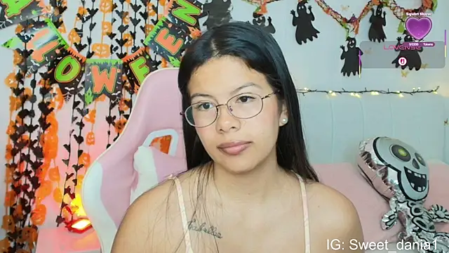Snapshot of sweet_dania_ chatting on 10.28.25 sweet dania online show from 10.28.25