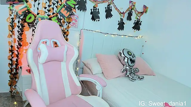 Snapshot of sweet_dania_ chatting on 10.29.25 sweet dania online show from 10.29.25