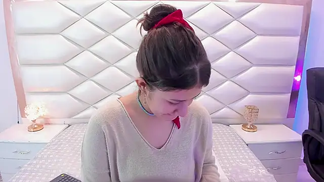 Snapshot of MiaQueen021 chatting on 02.05.25 MiaQueen021 online show from 02.05.25