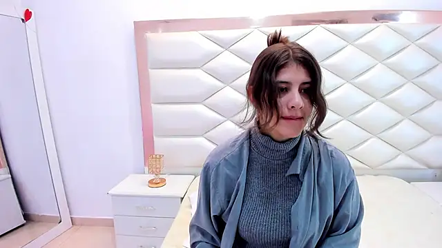 Snapshot of MiaQueen021 chatting on 02.20.25 MiaQueen021 online show from 02.20.25