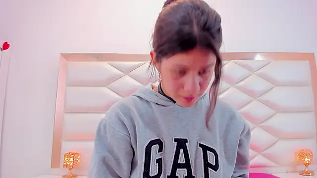 Snapshot of MiaQueen021 chatting on 03.08.25 MiaQueen021 online show from 03.08.25