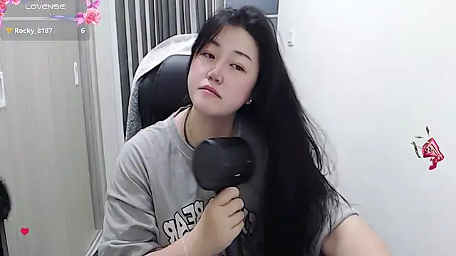 Snapshot of minnie9009 chatting on 03.18.25 minnie9009 online show from 03.18.25