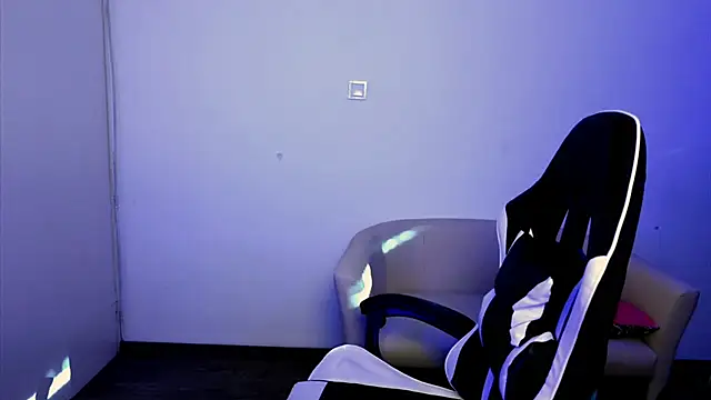 Snapshot of ShyHotNerd chatting on 11.07.25 ShyHotNerd online show from 11.07.25