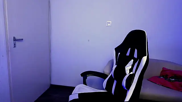 Snapshot of ShyHotNerd chatting on 11.10.25 ShyHotNerd online show from 11.10.25