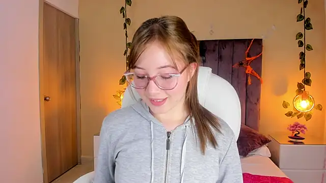 Dahlia Rousse online show from 10.10.25