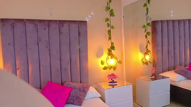 Dahlia Rousse online show from 01.09.26