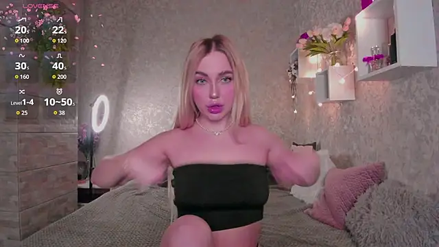 Snapshot of Mika_Rayy chatting on 11.15.25 Mika Rayy online show from 11.15.25