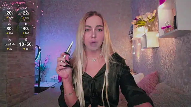 Snapshot of Mika_Rayy chatting on 11.21.25 Mika Rayy online show from 11.21.25