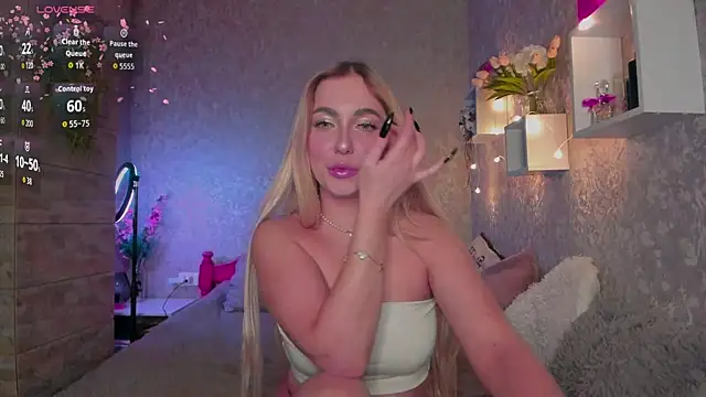 Snapshot of Mika_Rayy chatting on 11.25.25 Mika Rayy online show from 11.25.25