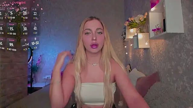 Snapshot of Mika_Rayy chatting on 11.27.25 Mika Rayy online show from 11.27.25