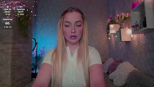 Snapshot of Mika_Rayy chatting on 12.15.25 Mika Rayy online show from 12.15.25