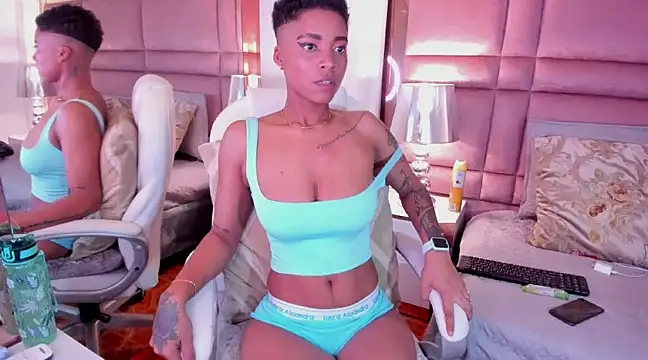 Snapshot of LuciaWallace chatting on 02.15.25 LuciaWallace online show from 02.15.25