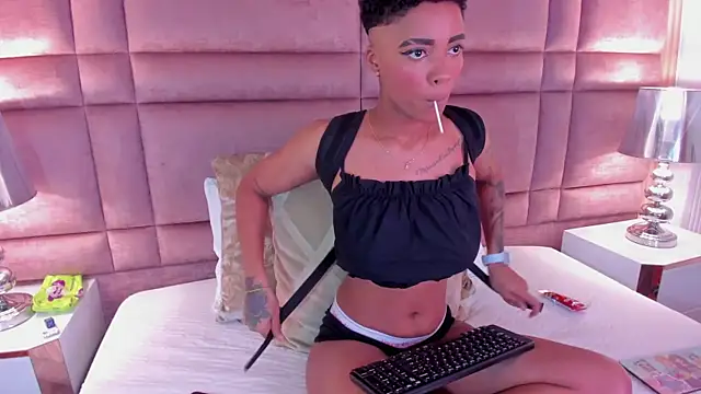 Snapshot of LuciaWallace chatting on 03.11.25 LuciaWallace online show from 03.11.25