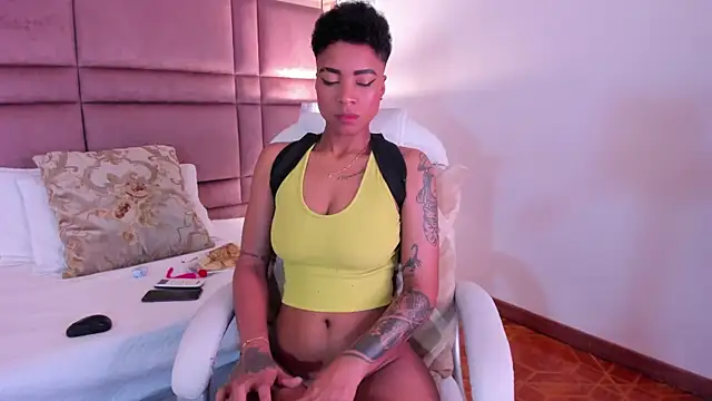 Snapshot of LuciaWallace chatting on 03.13.25 LuciaWallace online show from 03.13.25