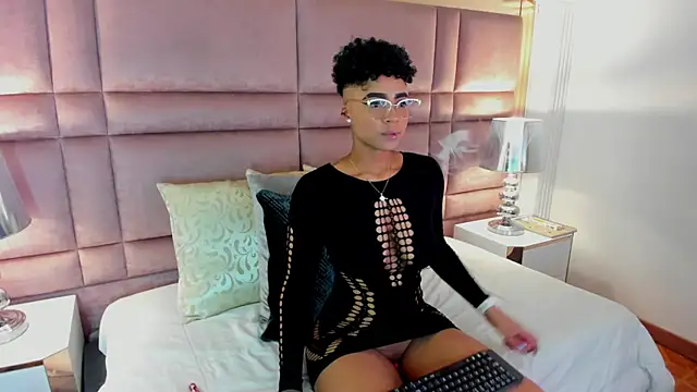 Snapshot of LuciaWallace chatting on 10.10.25 LuciaWallace online show from 10.10.25