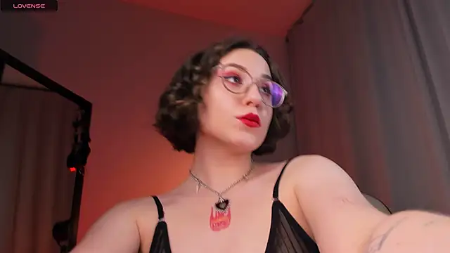 Eva Moss  online show from 02.19.25