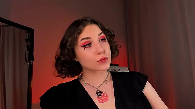 Eva Moss  online show from 03.13.25