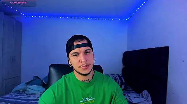 Snapshot of austinoficial chatting on 02.08.25 austinoficial online show from 02.08.25