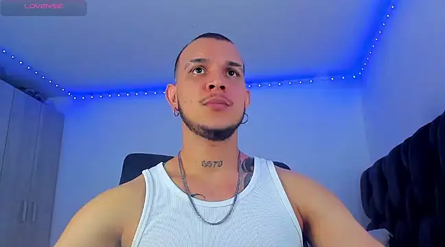 Snapshot of austinoficial chatting on 02.14.25 austinoficial online show from 02.14.25