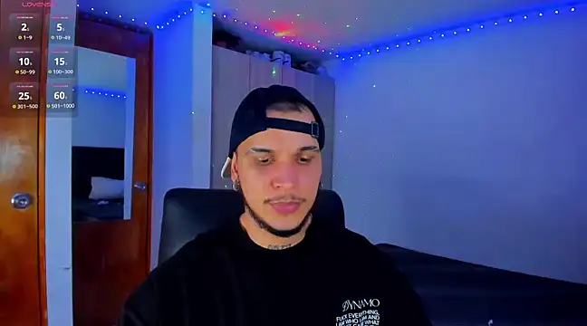 Snapshot of austinoficial chatting on 03.18.25 austinoficial online show from 03.18.25