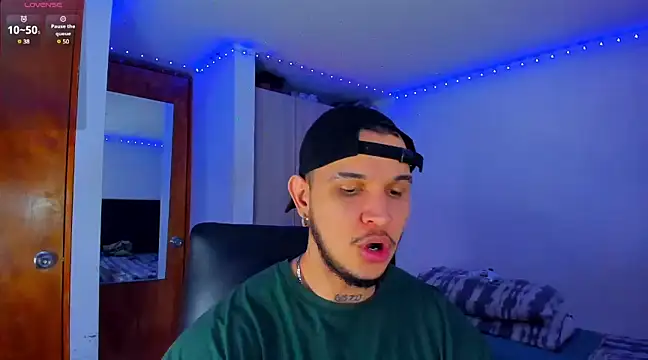 Snapshot of austinoficial chatting on 03.21.25 austinoficial online show from 03.21.25