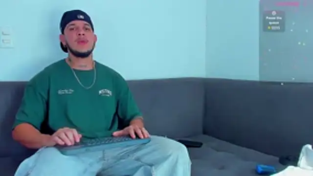 Snapshot of austinoficial chatting on 10.15.25 austinoficial online show from 10.15.25