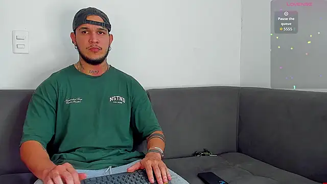 Snapshot of austinoficial chatting on 10.21.25 austinoficial online show from 10.21.25