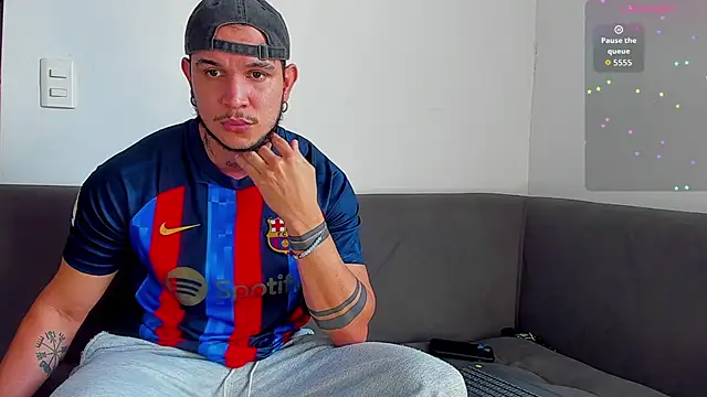 Snapshot of austinoficial chatting on 10.23.25 austinoficial online show from 10.23.25