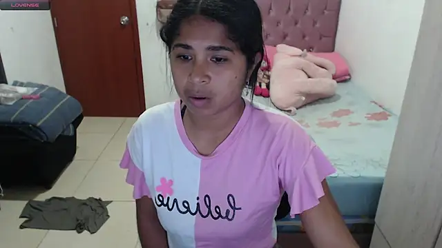 Snapshot of july-feria chatting on 10.25.25 july-feria online show from 10.25.25