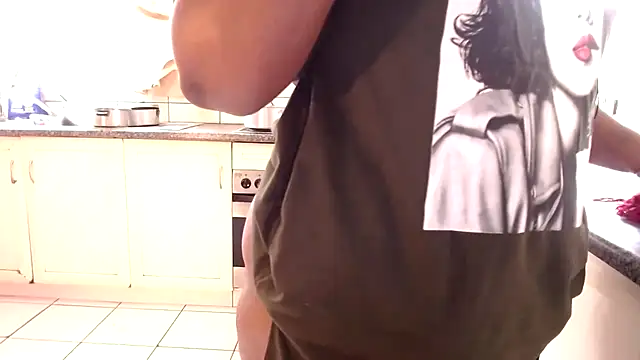 Snapshot of omalicha98 chatting on 11.14.25 omalicha98 online show from 11.14.25