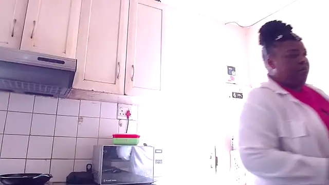 Snapshot of omalicha98 chatting on 11.25.25 omalicha98 online show from 11.25.25