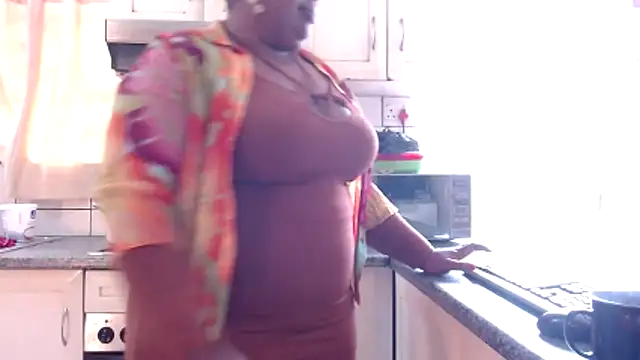 Snapshot of omalicha98 chatting on 11.26.25 omalicha98 online show from 11.26.25