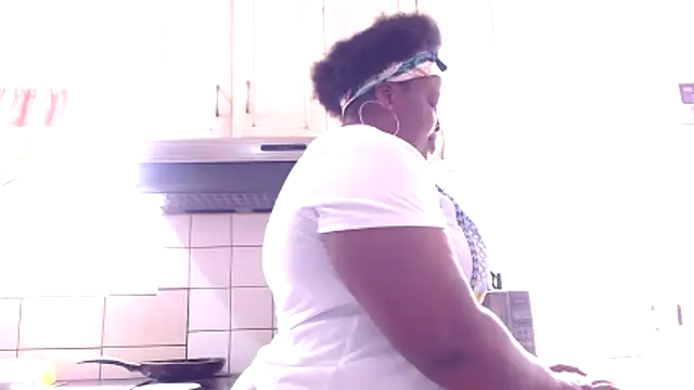 Snapshot of omalicha98 chatting on 12.04.25 omalicha98 online show from 12.04.25