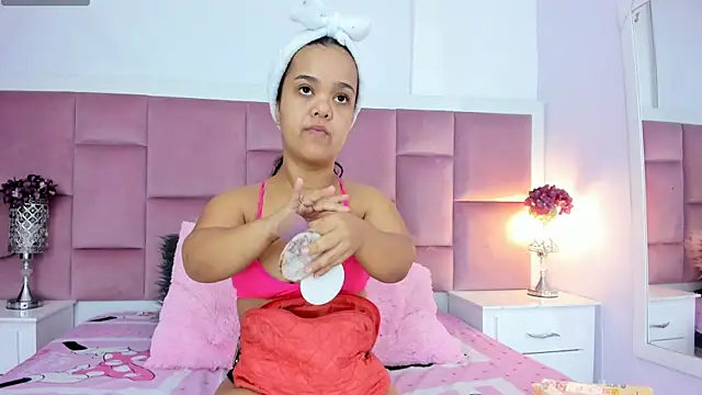 Snapshot of AnieRey chatting on 01.20.25 AnieRey online show from 01.20.25