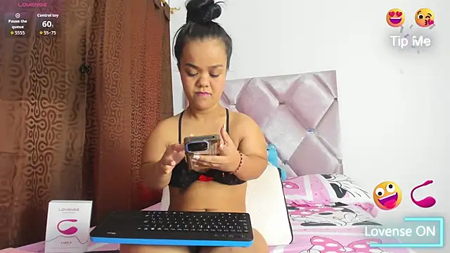 Snapshot of AnieRey chatting on 10.17.25 AnieRey online show from 10.17.25