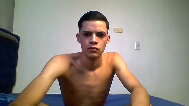 Snapshot of Latinos_2001 chatting on 08.01.26 Latinos 2001 online show from 08.01.26