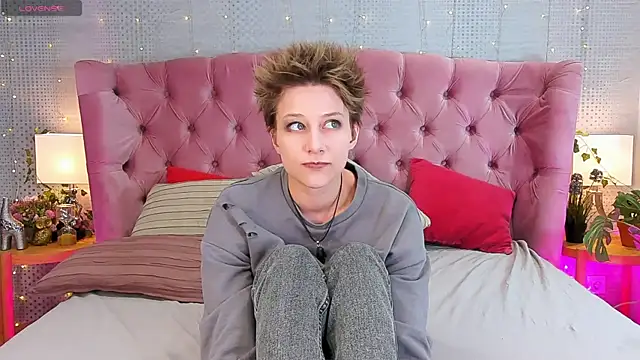 Snapshot of via_mayer_ chatting on 03.10.25 via mayer online show from 03.10.25