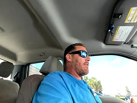 Snapshot of Hatgirl69 chatting on 10.12.25 Hatgirl69 online show from 10.12.25