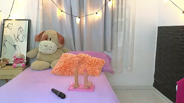 Snapshot of SERAFINA_ chatting on 10.21.25 SERAFINA online show from 10.21.25