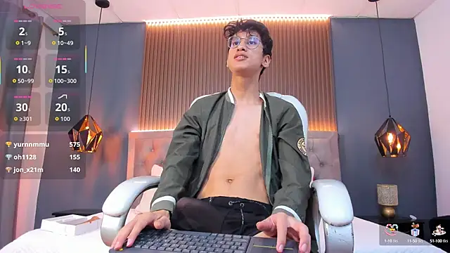 Snapshot of Cum_hunters chatting on 09.25.25 Cum hunters online show from 09.25.25