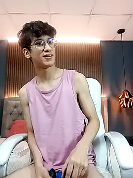 Snapshot of Cum_hunters chatting on 09.27.25 Cum hunters online show from 09.27.25