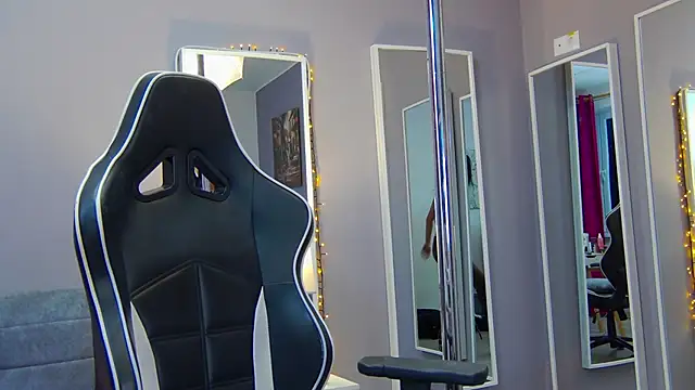 Snapshot of Eva_Lovvia_ chatting on 02.20.25 Eva Lovvia  online show from 02.20.25