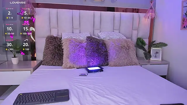 Snapshot of ArianaGolden chatting on 11.08.25 ArianaGolden online show from 11.08.25