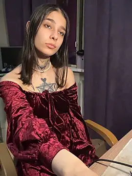 Snapshot of mollyEXD chatting on 11.25.25 mollyEXD online show from 11.25.25