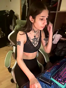 Snapshot of mollyEXD chatting on 12.15.25 mollyEXD online show from 12.15.25