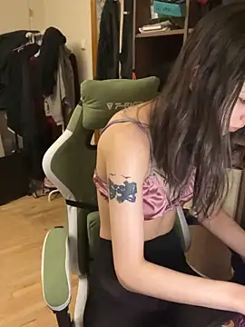 Snapshot of mollyEXD chatting on 12.18.25 mollyEXD online show from 12.18.25